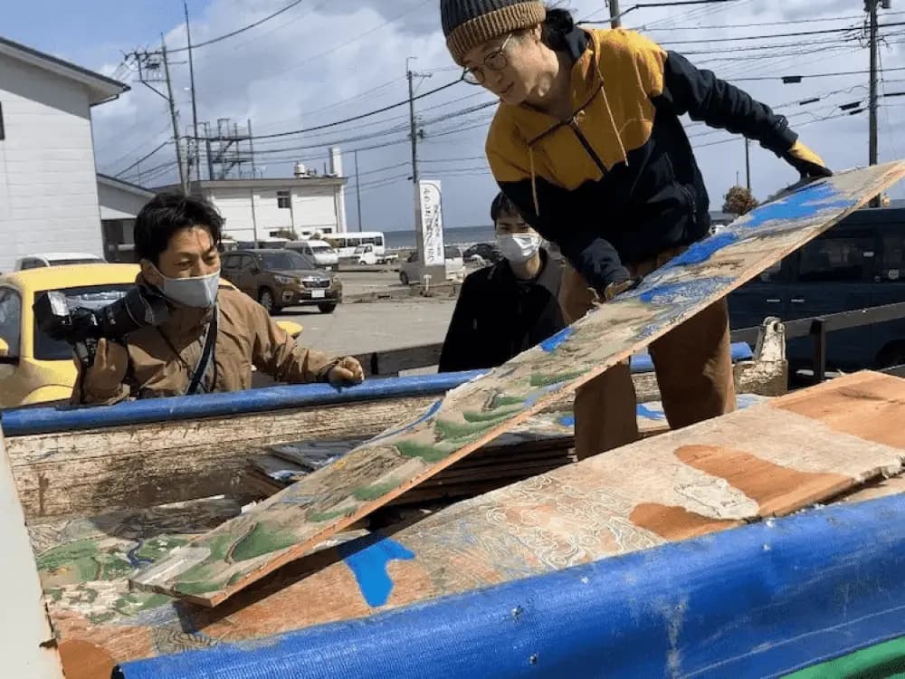 奥能登曼荼羅を運び出す様子