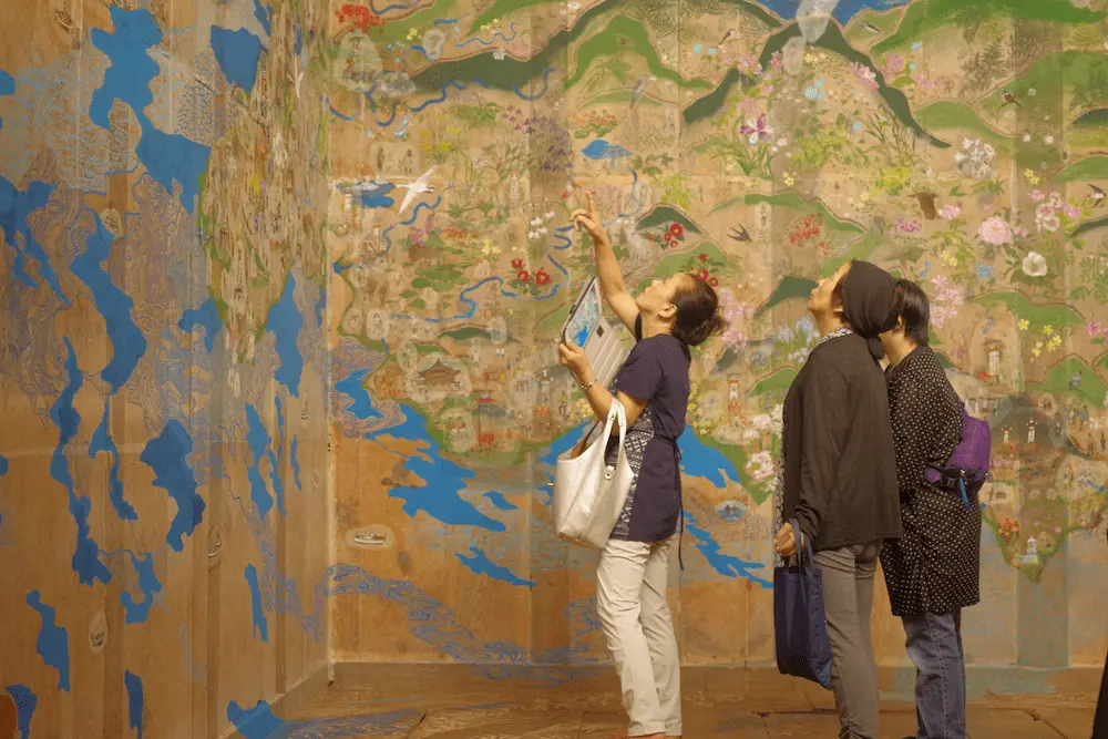 奥能登曼荼羅を鑑賞する人々